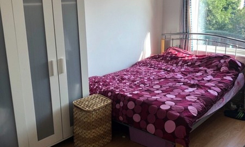 2 Bedroom Flat 8 Min...
