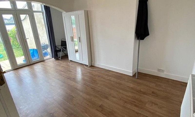 Spacious 4 Bed House...