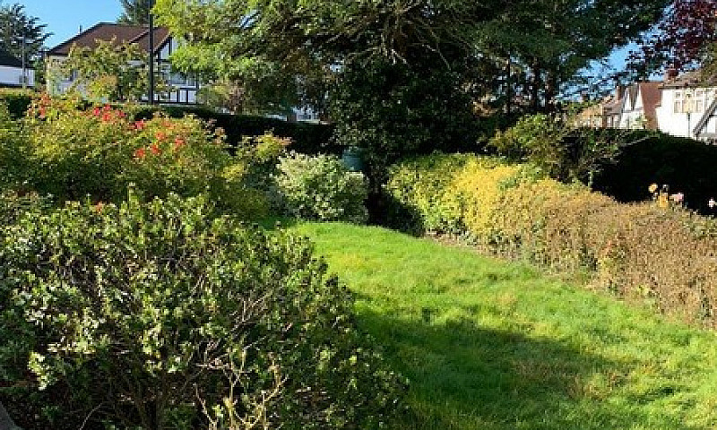 6 Bedroom House In H...