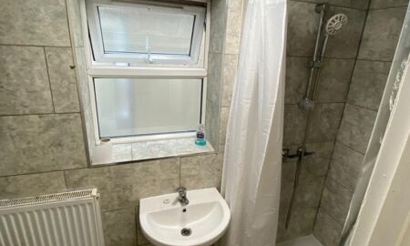 Spacious One Bed Fla...