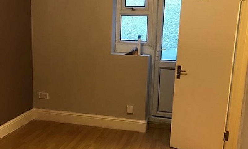 Spacious Studio Flat...