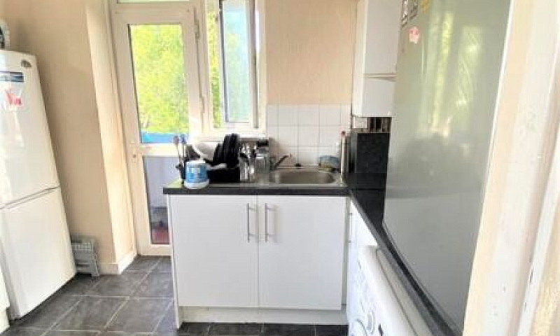 Large 1 Bed Flat In ...