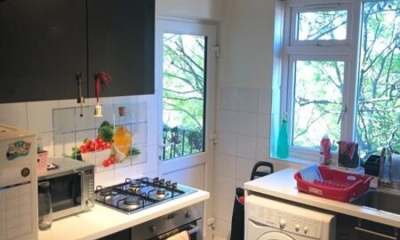 2 Bedroom Flat 8 Min...