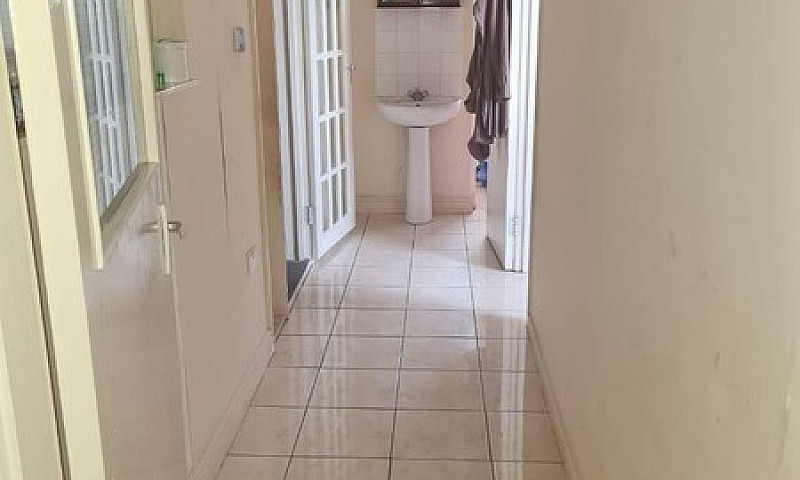 4 Bedroom Maisonette...