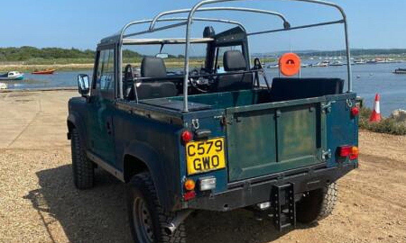 Land Rover Defender ...