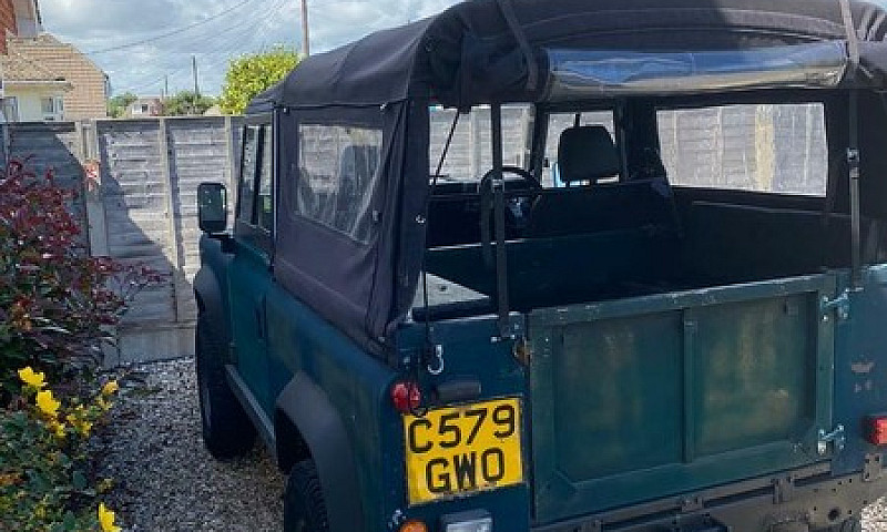 Land Rover Defender ...