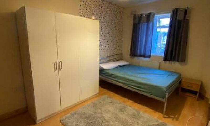 Studio To Rent 5 Min...