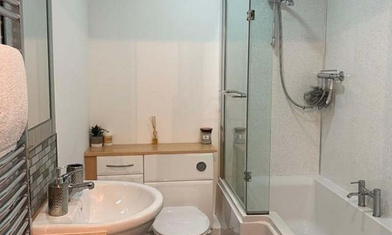 Beautiful 2 Bed 2 Ba...