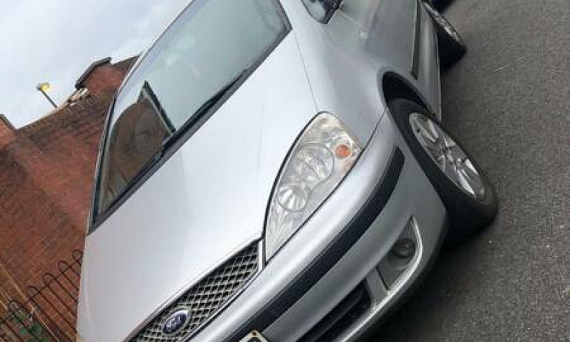 Silver Ford Galaxy 1...