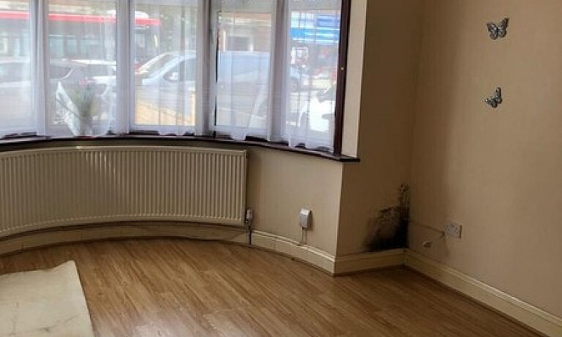 5 Bed 3 Bath Semi De...