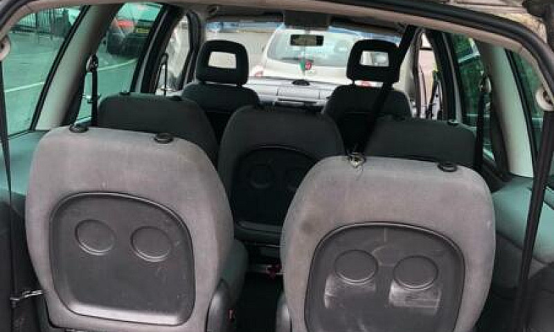 Silver Ford Galaxy 1...