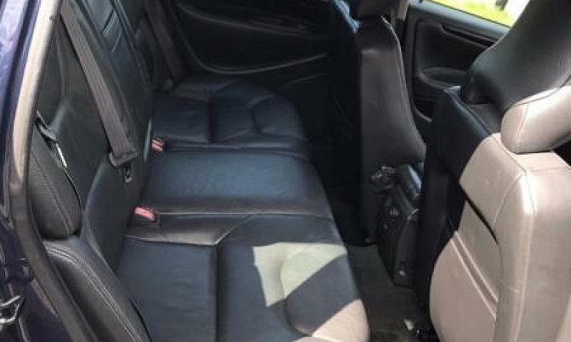 2003 Volvo V70...
