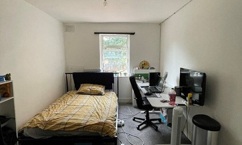 *Huge 5 Bedroom, 2 B...
