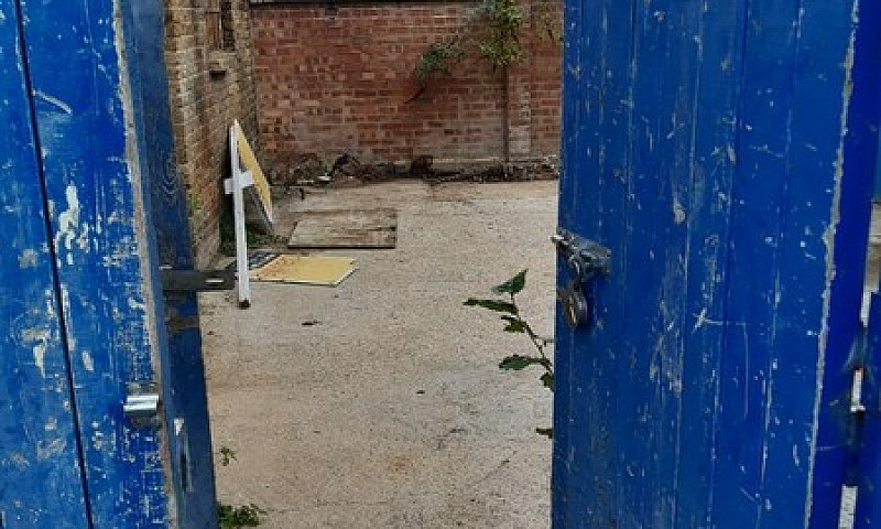 Storage / Workshop...