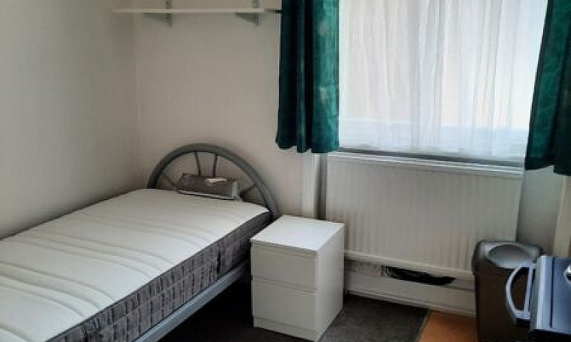  Bedsit-Bright Newly...
