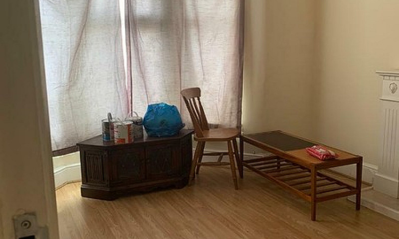 1 Bedroom Flat With ...
