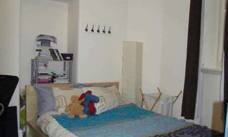 2 Bedroom Flat In Ma...