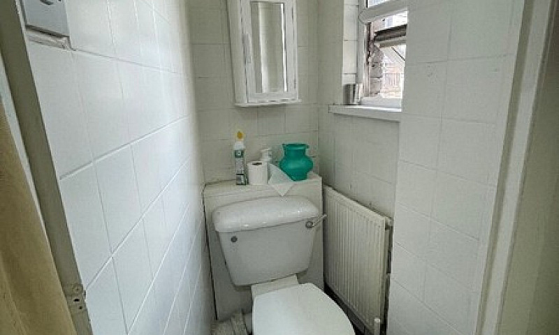 Double Room To Let (...