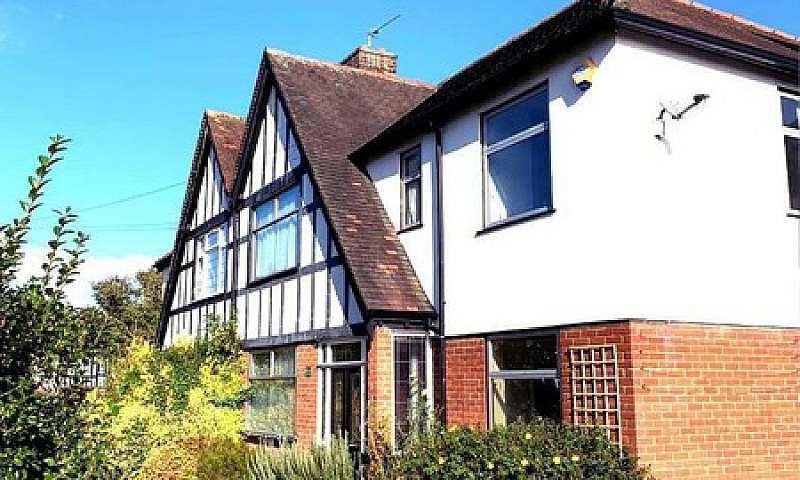 6 Bedroom House In H...