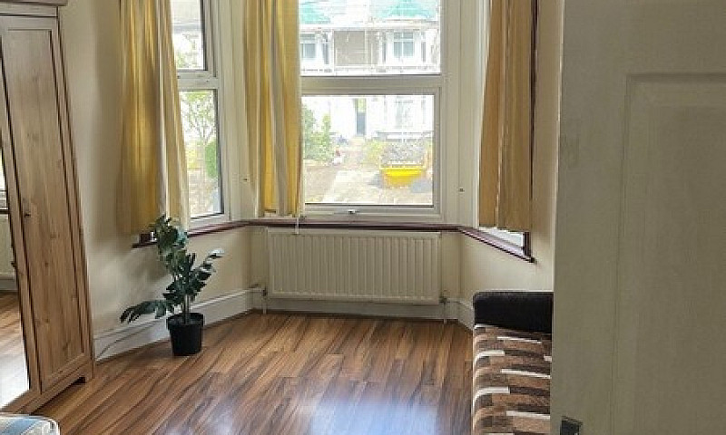 Spacious Studio Flat...