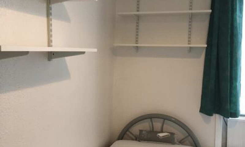  Bedsit-Bright Newly...
