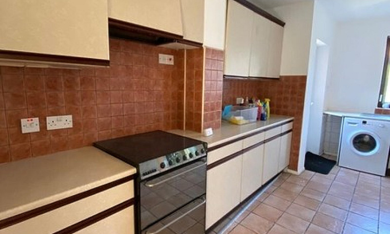 Huge One Bedroom Fla...