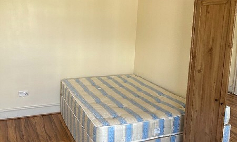 Spacious Studio Flat...