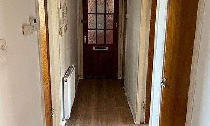 2 Bedroom Flat With ...