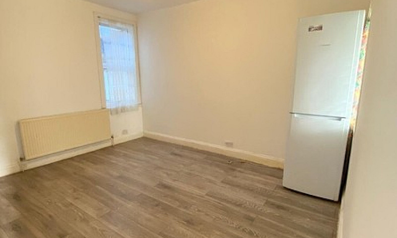 Spacious 5 Bed House...