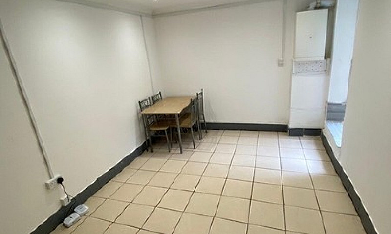 Spacious One Bed Fla...