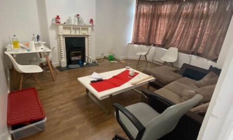 Spacious 4 Bed House...