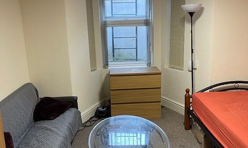 Spacious Studio Flat...