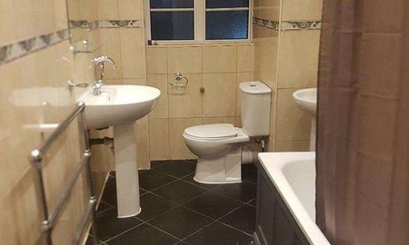 4 Bedroom Flat In St...