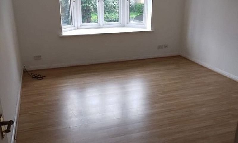 2 Bedroom Flat 5 Min...