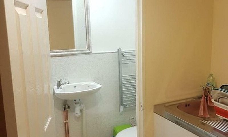 Studio Flat In 2 Min...