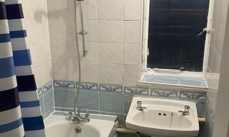 £1600 Pcm Two Bedroo...