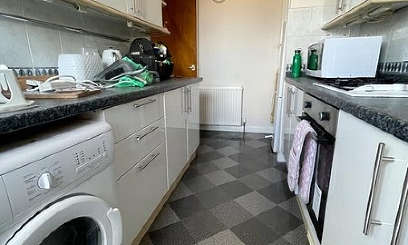 2 Bedroom Flat With ...
