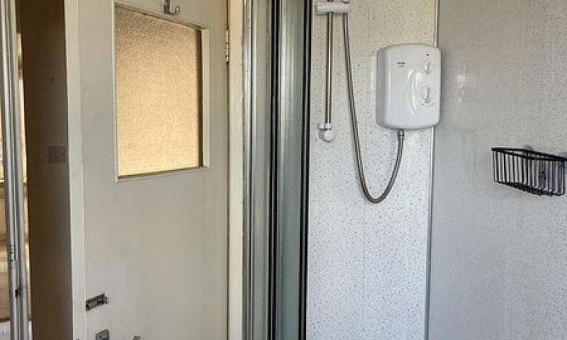 2 Bedroom Flat With ...