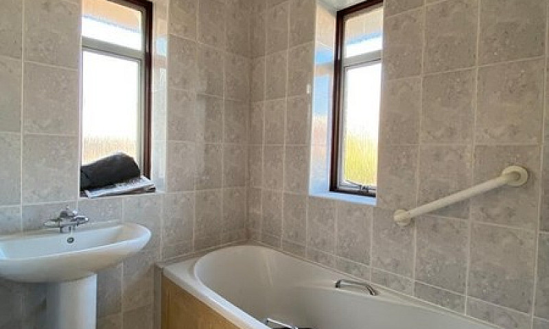 Huge One Bedroom Fla...