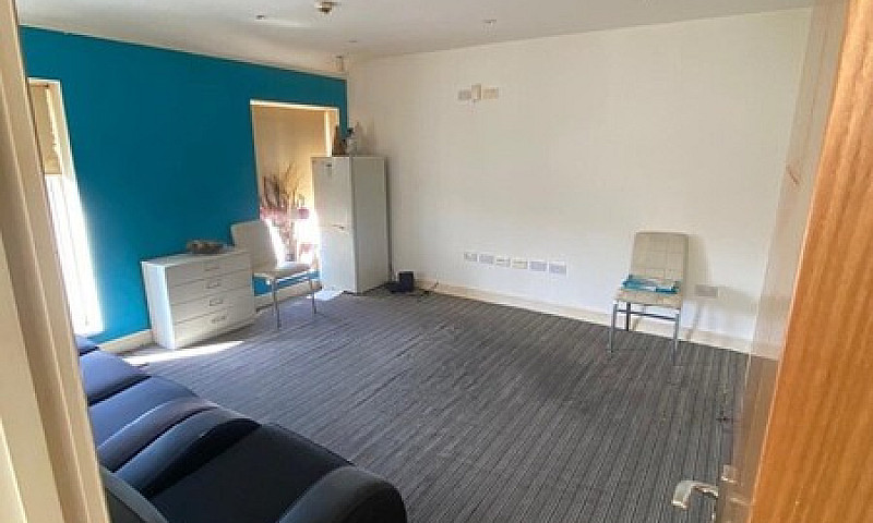 Spacious 3 Bed Flat ...
