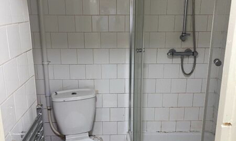Spacious Studio Flat...