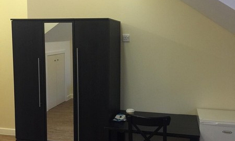 Large Double Room Wi...