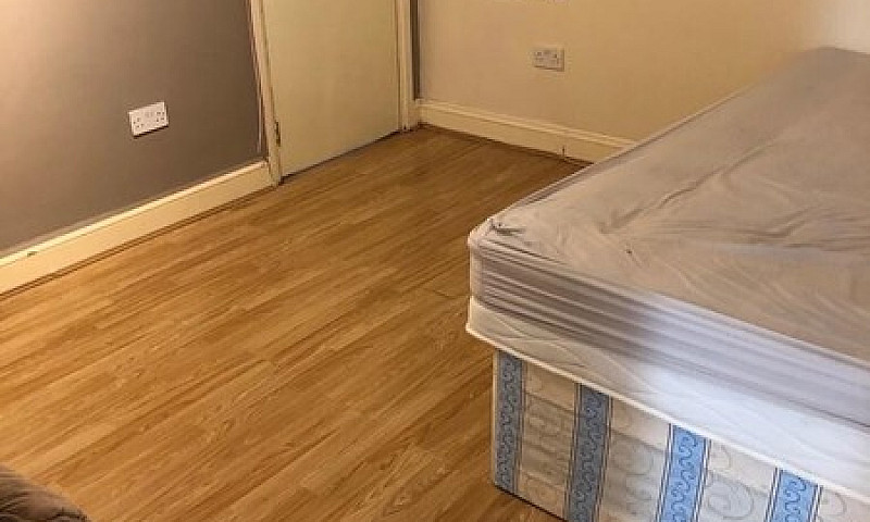 5 Bed 3 Bath Semi De...
