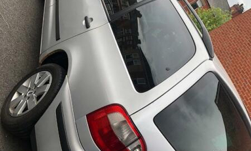 Silver Ford Galaxy 1...