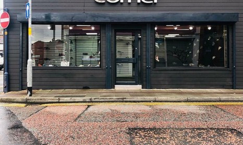 Shop For Rent In Ash...