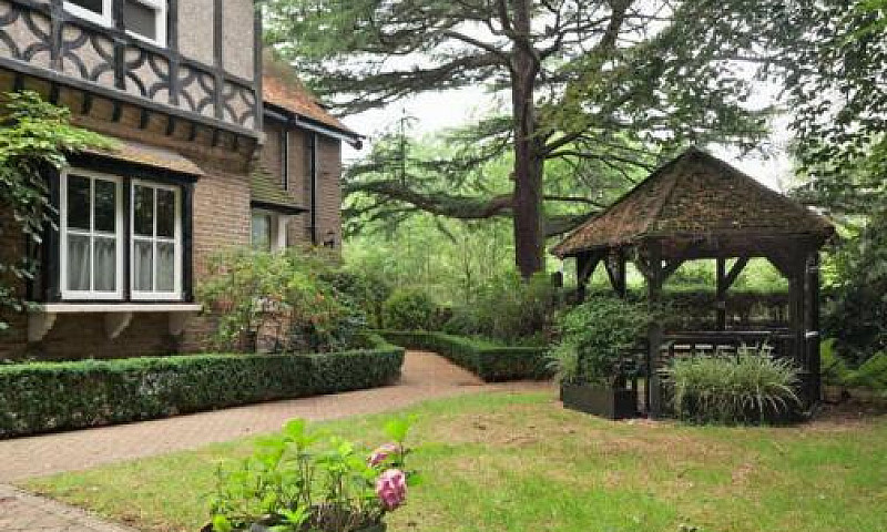 6 Bedroom House In P...