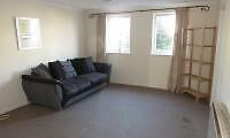 2 Bedroom Flat In Ju...