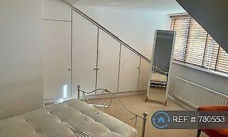 2 Bedroom Flat In Ce...