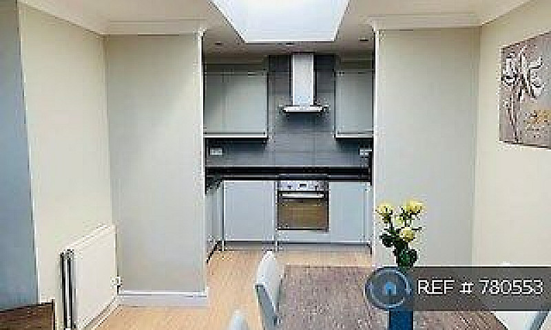 2 Bedroom Flat In Ce...