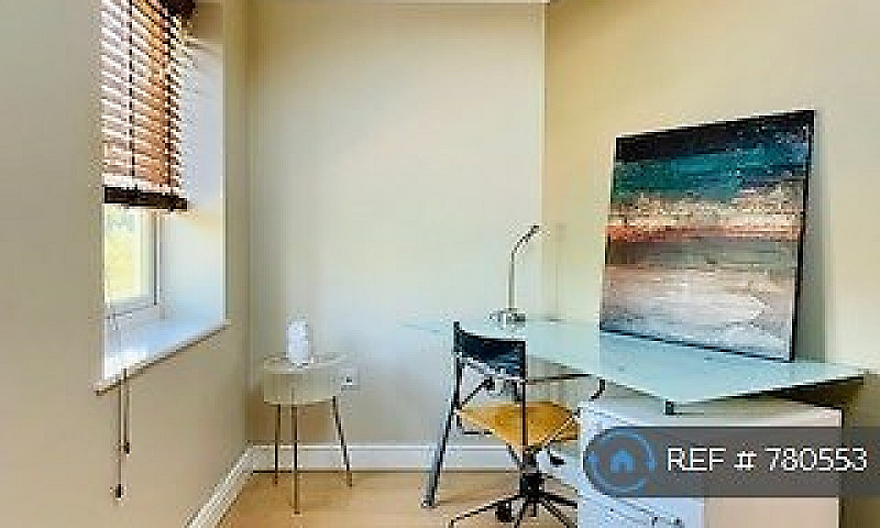 2 Bedroom Flat In Ce...